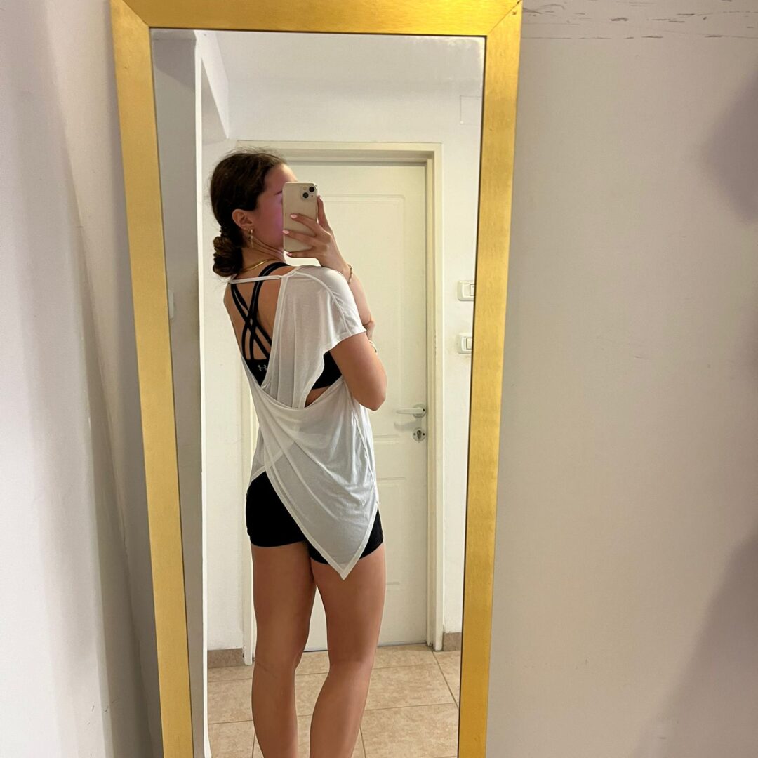 ⁦חולצת לולולמון לבנה שקופה⁩ – תמונה ⁦4⁩