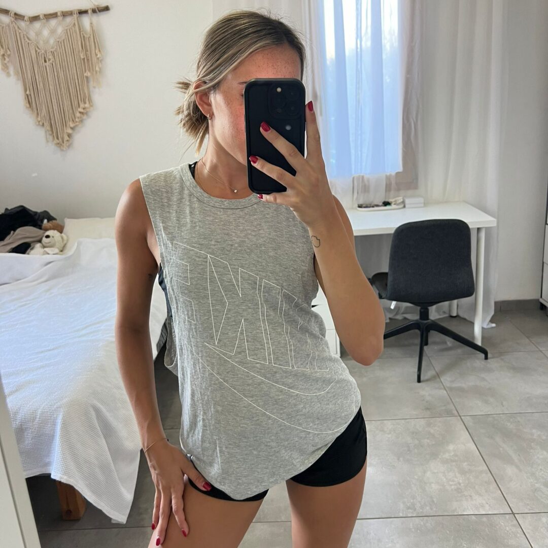 ⁦גופיית נייק פתוחה אפורה⁩ – תמונה ⁦3⁩