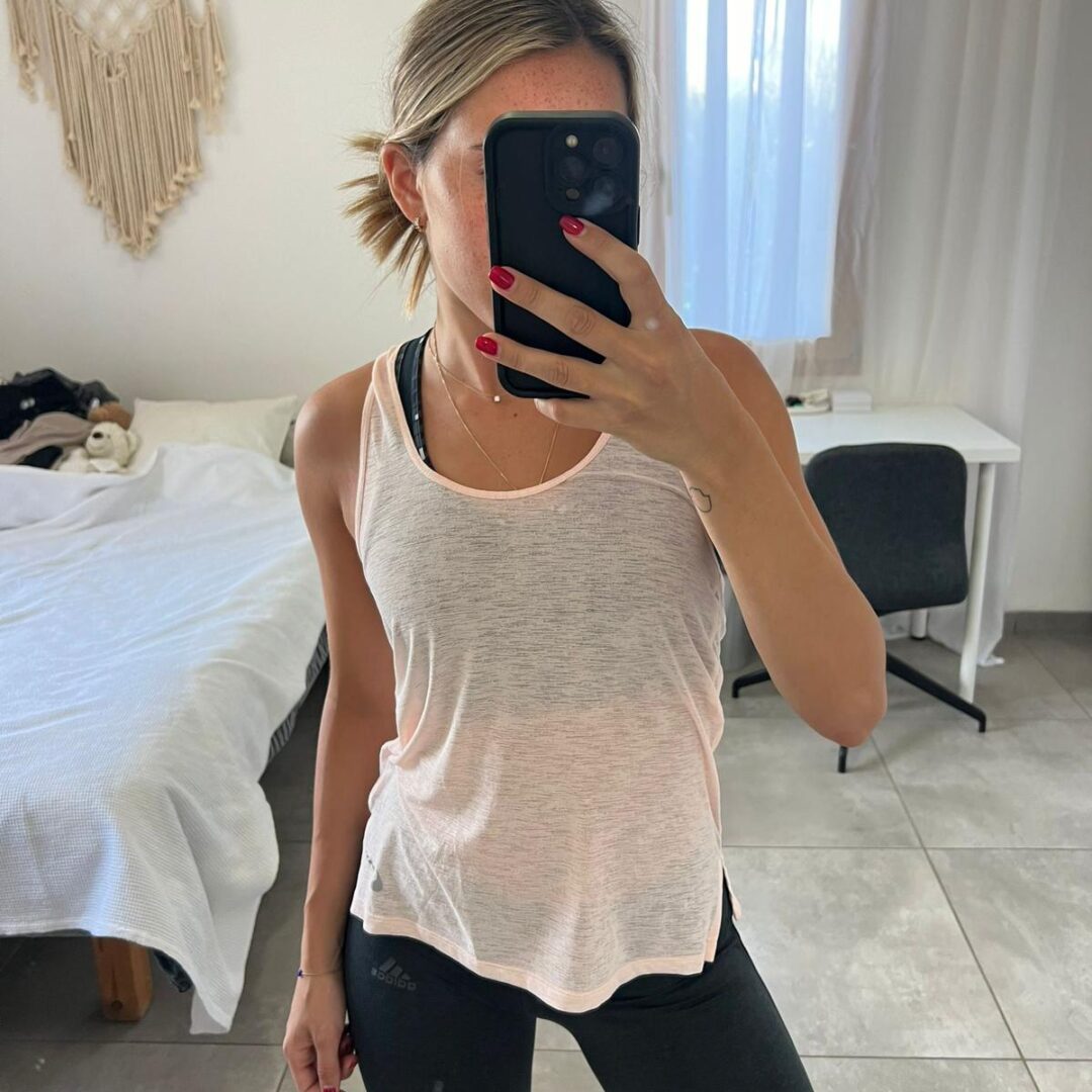 ⁦גופיית נייק צמודה ורדרדה⁩ – תמונה ⁦3⁩
