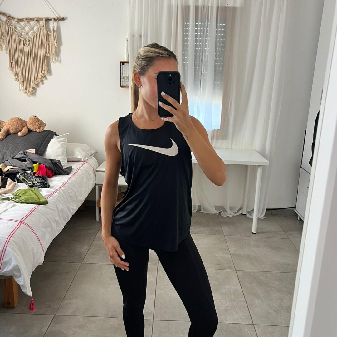 ⁦גופיית נייק עם סמל גדול⁩ – תמונה ⁦3⁩
