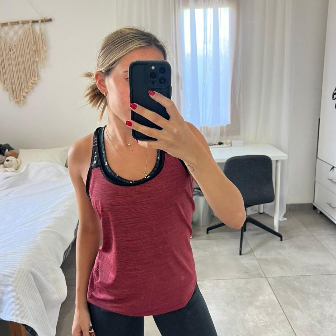 ⁦גופיית אדידס אדום משופשף⁩ – תמונה ⁦3⁩