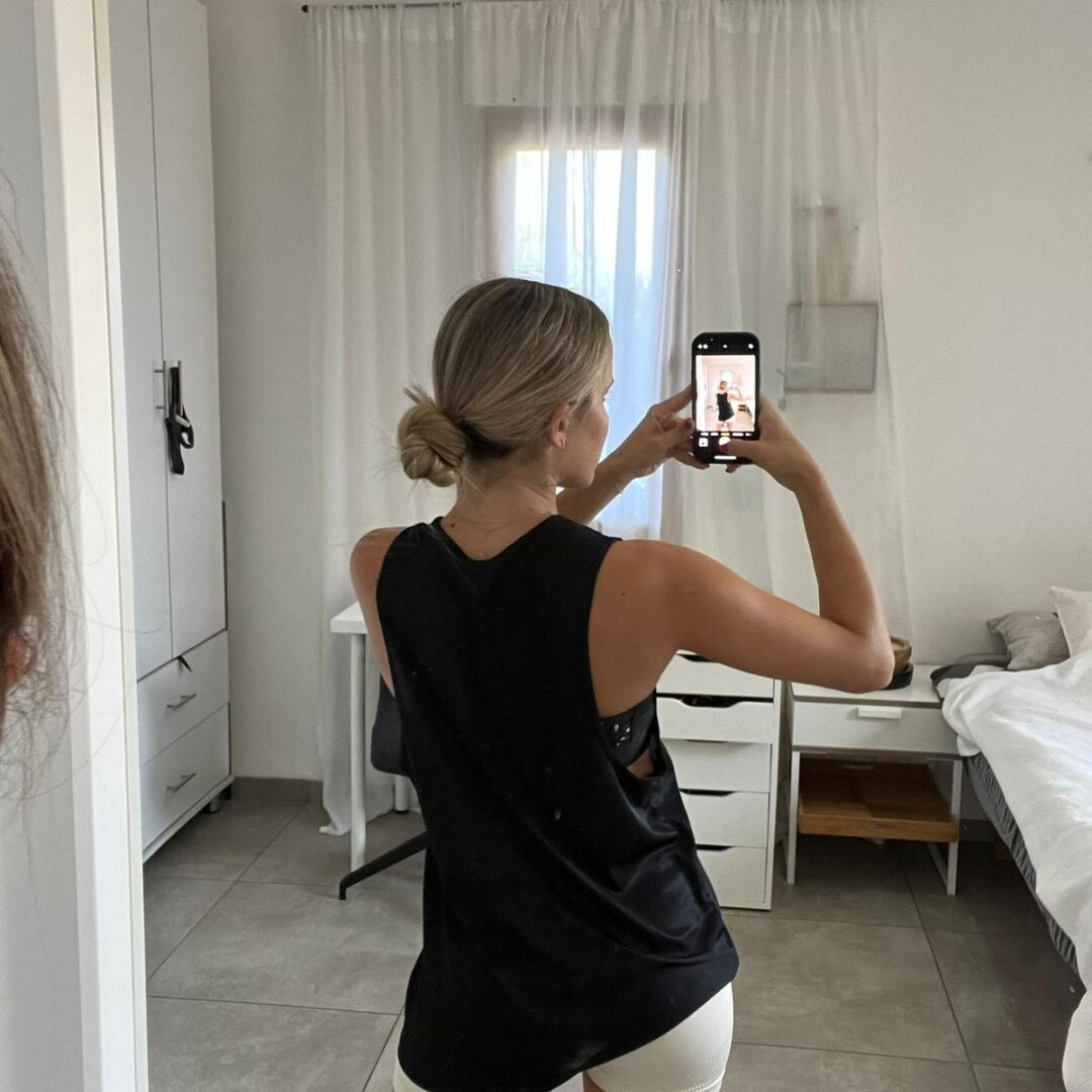 ⁦גופיית נייק שחורה פתוחה בצדדים⁩ – תמונה ⁦4⁩